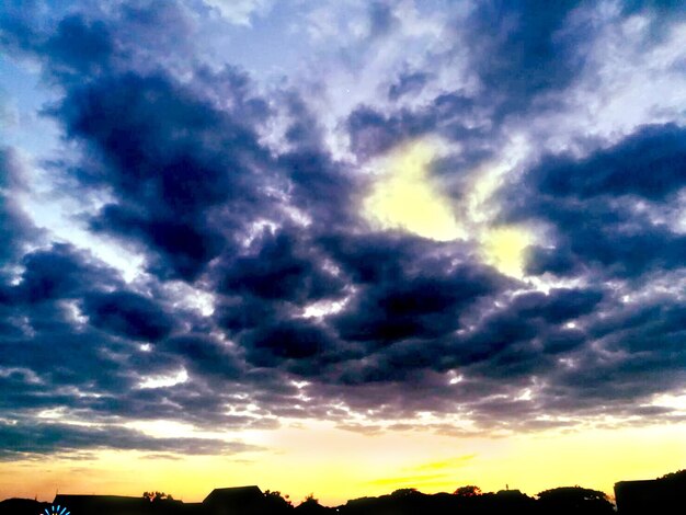 Silhouettenansicht des Landes und des dunkelblauen Himmels