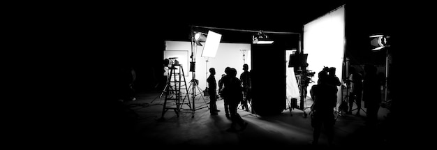 Silhouettenbilder von Videoproduktionen hinter den Kulissen oder Broll oder Making of TV-Werbefilm