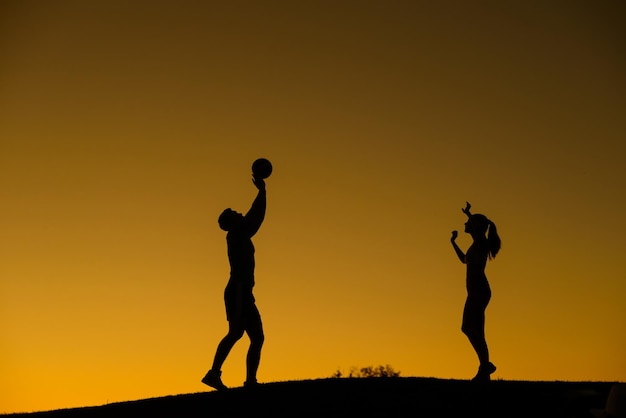 Silhouettenfigur von Volleyballspielern.