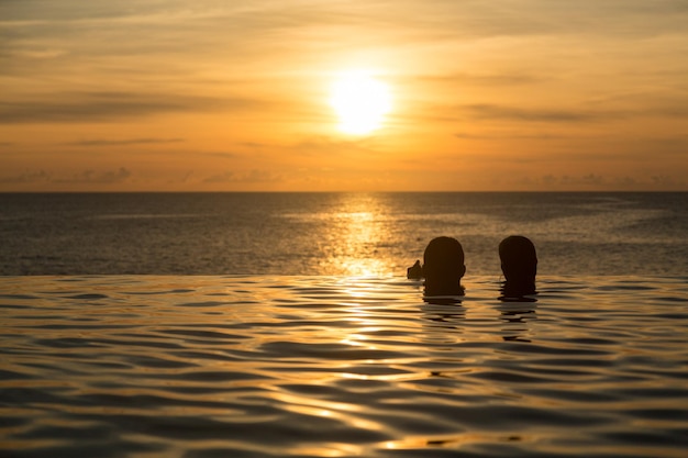 Silhouettenköpfe gegen Infinity-Pool