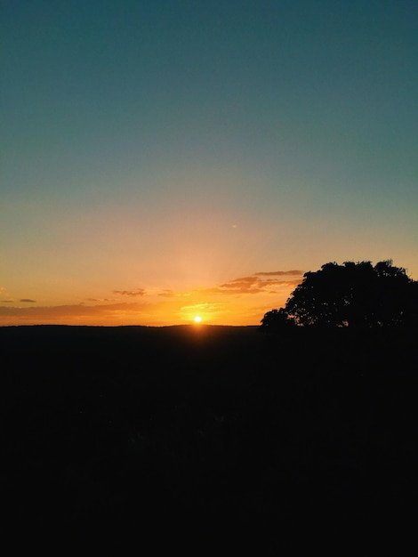 Silhouettenlandschaft vor klarem Himmel beim Sonnenuntergang