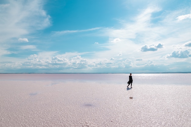 Silhouettieren Sie die Frau, die auf den berühmten touristischen Bestimmungsort Salt Lake geht