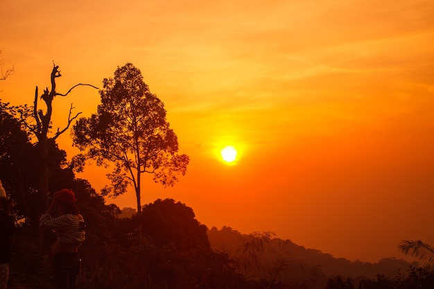 Silhouettierte mountians Sonnenuntergang Zusammenfassung