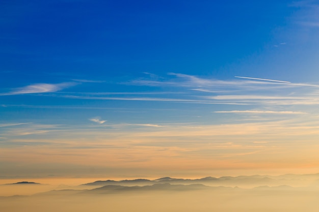 Silhoutte de montaña sobre nubes, fondo de cielo, fondos de pantalla