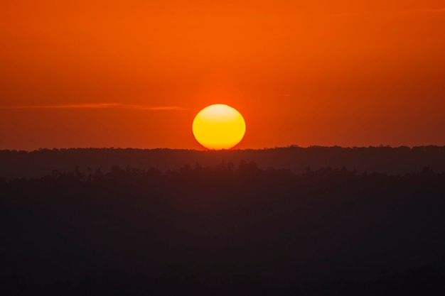 silhueta amarelo sol laranja céu e moutain