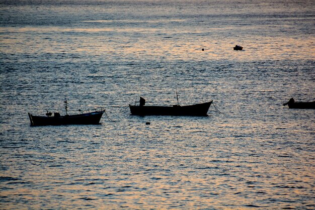 Silhueta de un barco en el océano