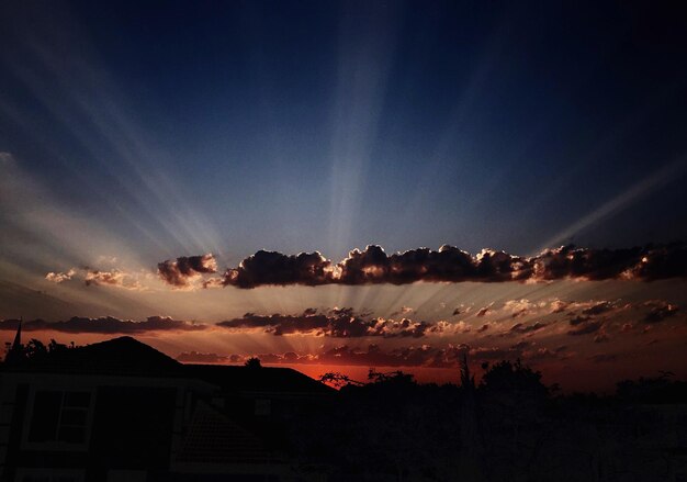 Silhueta de la casa contra el cielo durante la puesta de sol