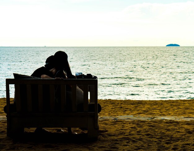 Foto silhueta casal amor com vista para o mar
