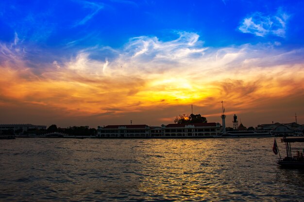 silhueta Chao Phraya River noite Banguecoque Tailândia paisagem