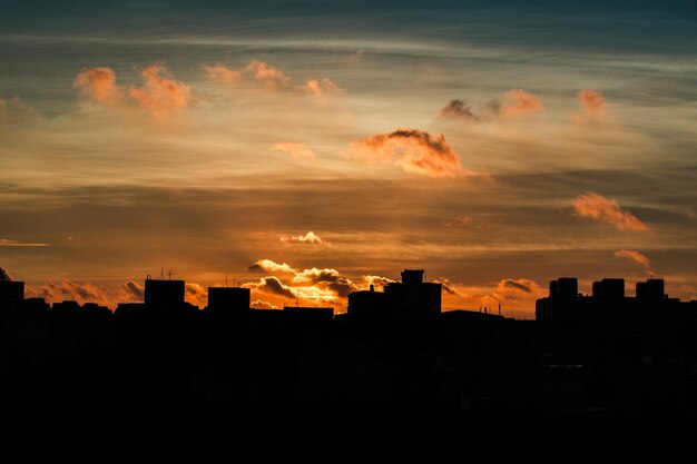 Foto silhueta da cidade contra o céu durante o pôr do sol