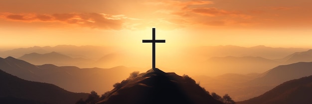 Silhueta da cruz cristã na montanha no fundo do nascer do sol.