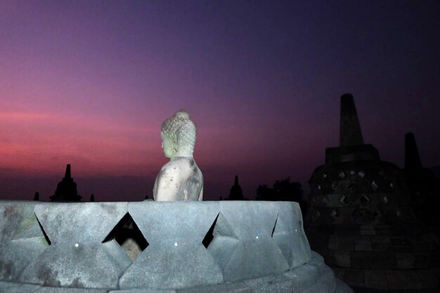 Silhueta da estupa do templo borobudur no templo budista de Magelang Central Java na Indonésia