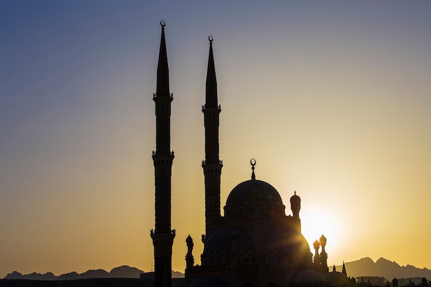 Silhueta da Mesquita de Al Sahaba ao pôr do sol em Sharm el Sheikh, Egito