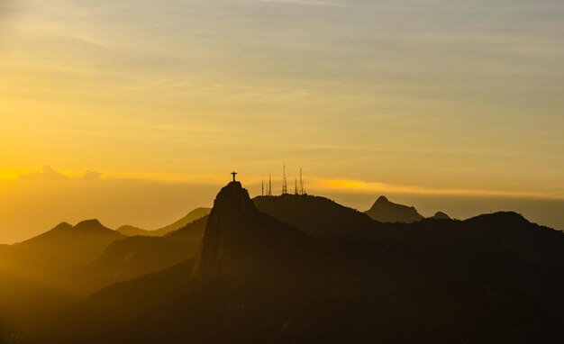 Foto silhueta da montanha durante o pôr-do-sol