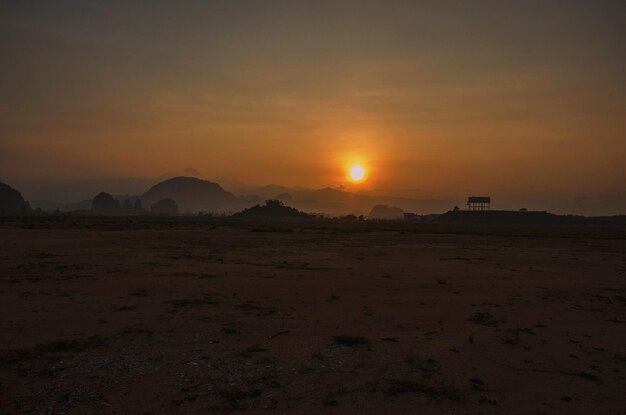 Silhueta da montanha e do céu ao pôr-do-sol