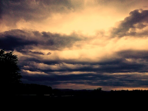 Foto silhueta da paisagem contra o céu nublado