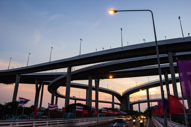 Silhueta da ponte de anel industrial Bhumibol em Bangkok Tailândia