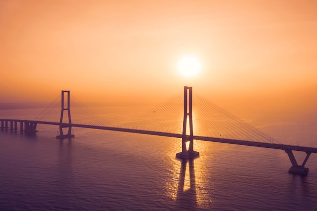 Silhueta da ponte de Suramadu ao pôr do sol