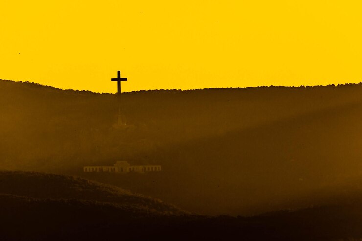 Foto silhueta da torre de comunicações contra o céu durante o pôr do sol