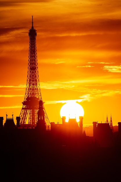 Silhueta da torre eiffel contra o céu durante o pôr do sol