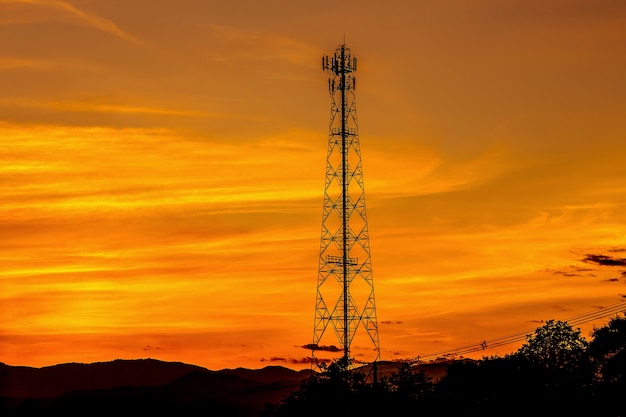 silhueta de antena de rádio de transmissão