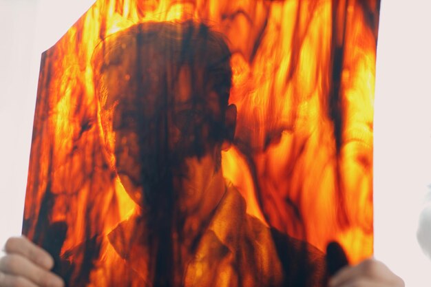 Foto silhueta de artesão artesão atrás do mestre de vitrais masculino verificando através do vidro padrão abstrato surreal