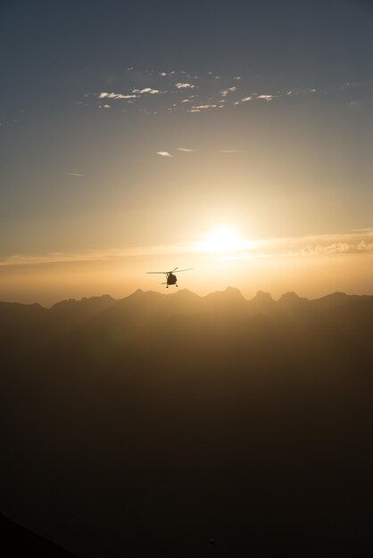 Silhueta de avião voando no céu durante o pôr do sol