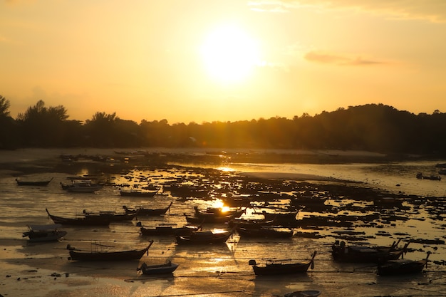 Silhueta de barcos de cauda longa em ko lipe, satun