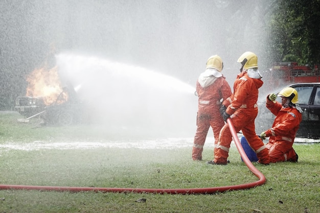 Foto silhueta de bombeiros usam roupas de combate a incêndios com equipamentos aprenda habilidades e simule eventos de combate a incêndios