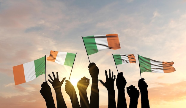 Silhueta de braços levantados acenando uma bandeira da irlanda com renderização de orgulho d