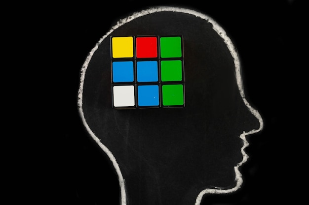 Silhueta de cabeça humana com cubo de Rubik conceito de mente pensamento e ideias