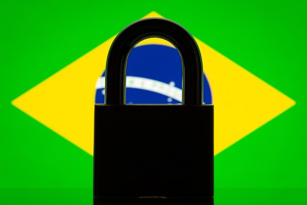 Silhueta de cadeado e bandeira do Brasil ao fundo