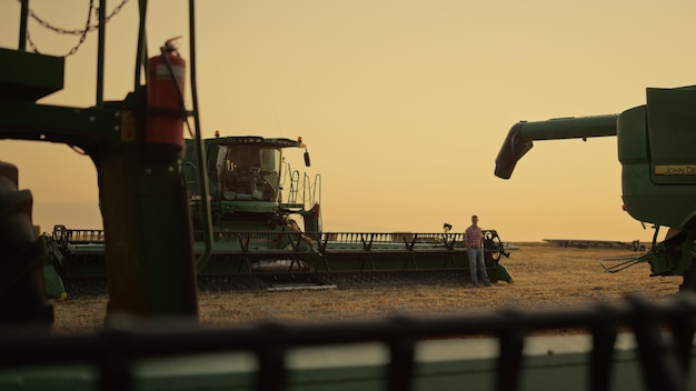 Silhueta de campo pôr do sol dourado de máquinas agrícolas Conceito de equipamento industrial