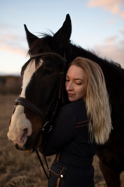 Foto silhueta de cavalo elegante contra o céu do amanhecer