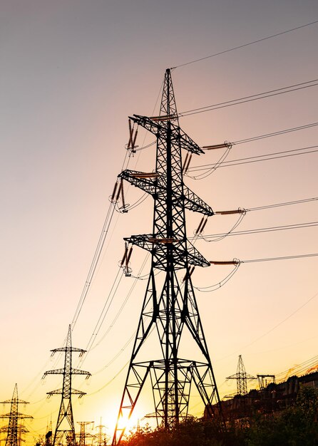 Silhueta de construções de eletricidade. Distribuição de torres elétricas.