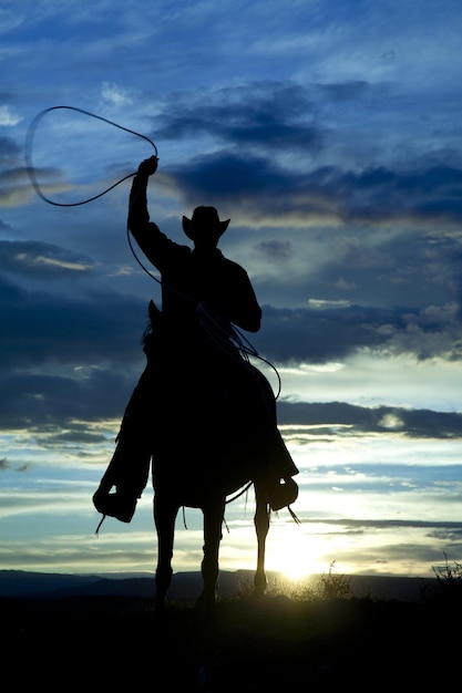 Foto silhueta de cowboy com cavalo