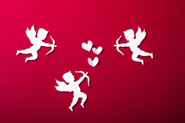 Foto silhueta de cupido voador, banners de feliz dia dos namorados, estilo de arte em papel. amour em papel vermelho