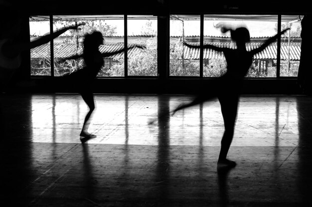 Foto silhueta de dançarinos no estúdio