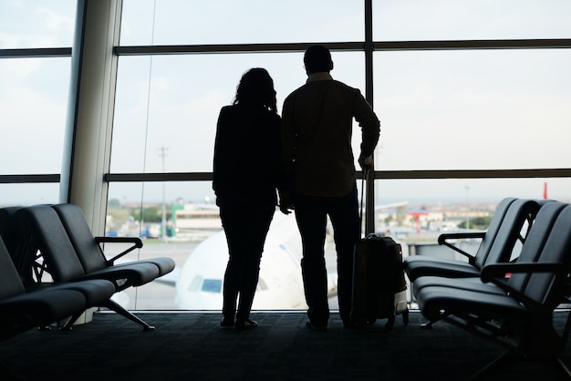 Silhueta de dois empresários no aeroporto