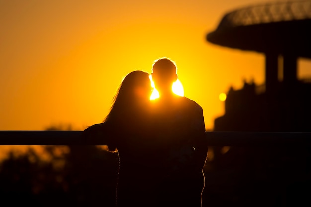 Silhueta de duas pessoas apaixonadas contra o pano de fundo do pôr do sol romance em relacionamentos e natureza