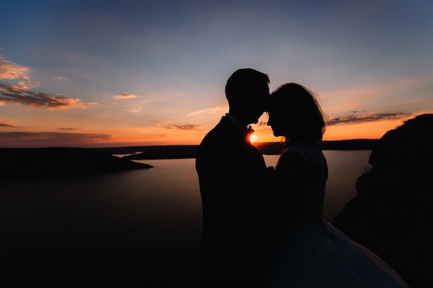 Silhueta de duas pessoas se beijando. beijando ternamente casal de noivos