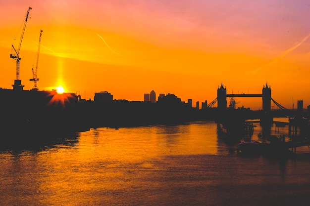 Foto silhueta de edifícios ao pôr-do-sol