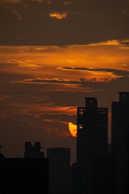 Foto silhueta de edifícios contra o céu durante o pôr do sol