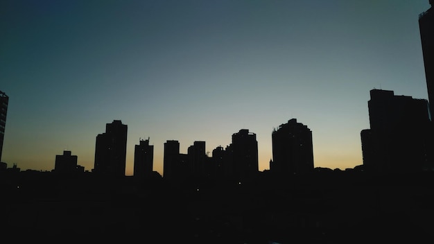 Foto silhueta de edifícios contra o céu durante o pôr do sol