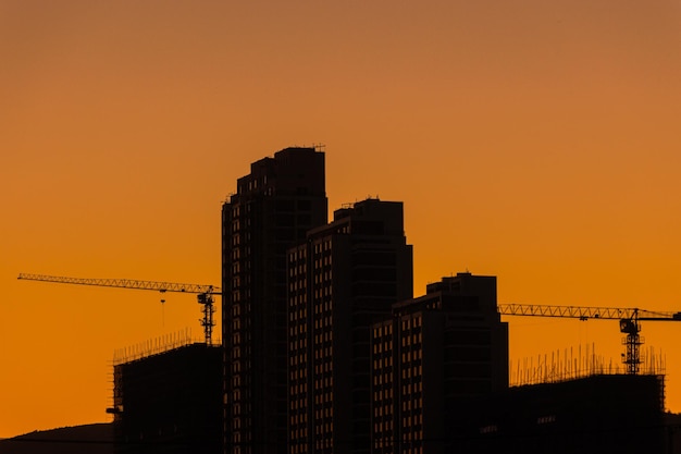 Silhueta de edifícios contra o céu durante o pôr do sol