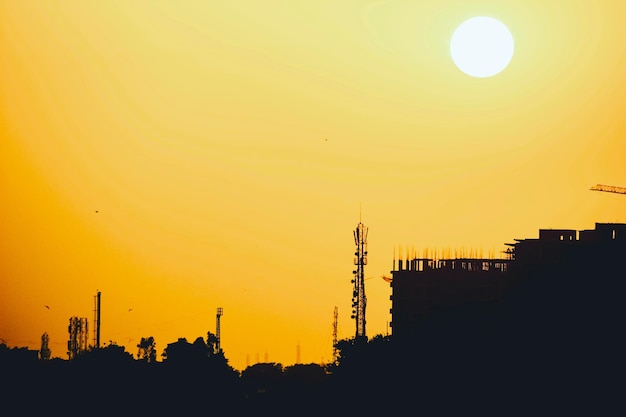 Silhueta de edifícios contra o céu durante o pôr do sol