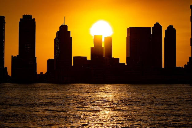 Silhueta de edifícios contra o céu durante o pôr do sol