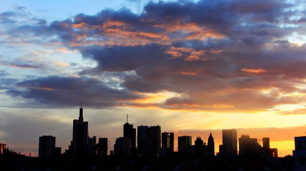 Foto silhueta de edifícios contra o céu durante o pôr do sol