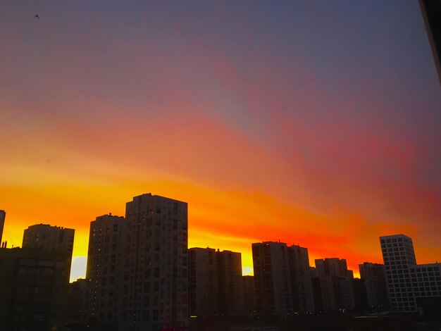 Foto silhueta de edifícios contra o céu durante o pôr do sol