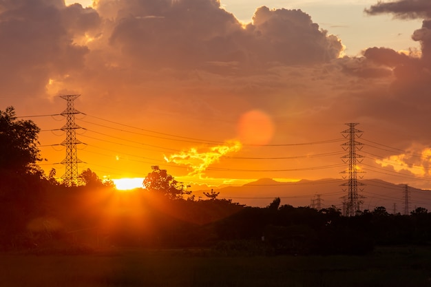 Silhueta de estrutura de pólo elétrico de alta tensão